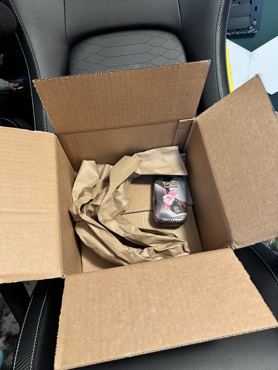 DarthVald0's tweet image. Shoutout to Walmart for making sure my singular mini tin had plenty of leg room in this giant box 😭