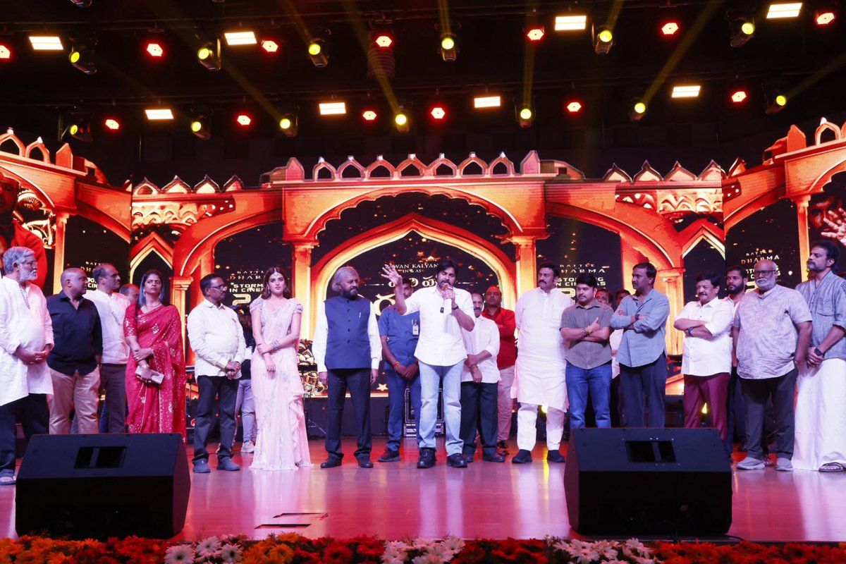 sureshkavirayan's tweet image. A night to remember 🤩🤩
The mighty team of #HariHaraVeeraMallu standing tall at the pre release event ⚔️⚔️🔥🔥
Powerstar @PawanKalyan @AMRathnamOfl @thedeol #SatyaRaj @AgerwalNidhhi @amjothikrishna @mmkeeravaani @ADayakarRao2 @Manojdft @Cinemainmygenes @tipsofficial…