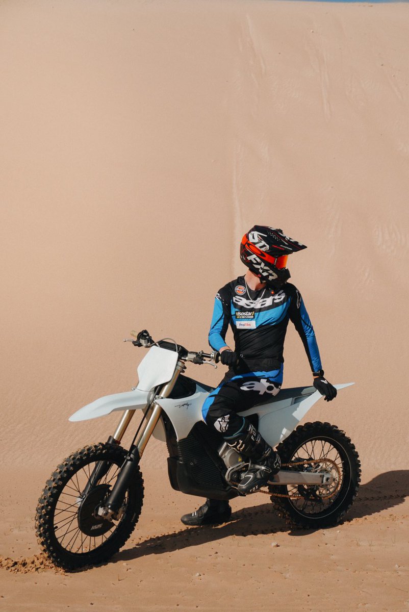 StarkFutureBike's tweet image. Send water. And a charger ⚡️ 

#starkfuture #starkvarg