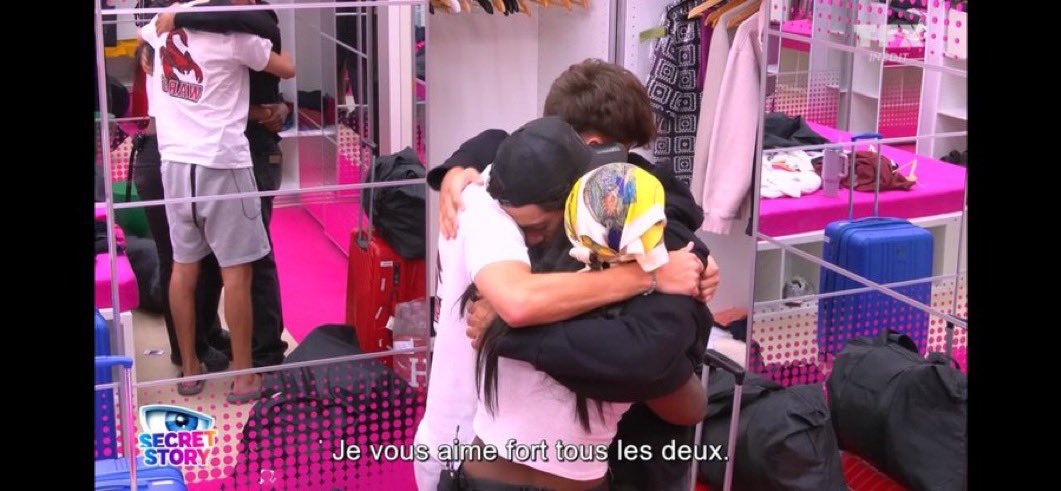 tapebysi's tweet photo. faut voir comment je pleure mon trio #SecretStory https://t.co/z96tLXwMRw