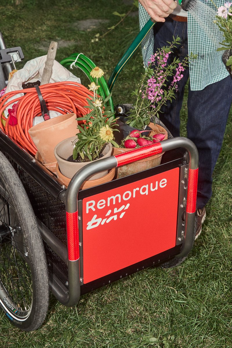 BIXImontreal's tweet photo. ✨ Introducing the BIXI trailer ✨

Whether you're bringing home groceries, delivering a package or making a trip to the hardware store, transport more by bike with the new BIXI trailer! 📦🛠️💐🥬

A purely Quebecois innovation, the trailer has been designed to be used as much with a regular BIXI, an electric BIXI or your personal bike. 🚲

A fixed rate of $4 for members and $8 for occasional users lets you borrow it for 4 hours.

A lock allows you to secure it in a regular bike rack during your errands for maximum flexibility.

➡️ Locate the available trailers via the “Trailer” filter in the BIXI app's station map and make your first trip!

Discover the trailer: https://t.co/Fpq3WPdnnO 👀