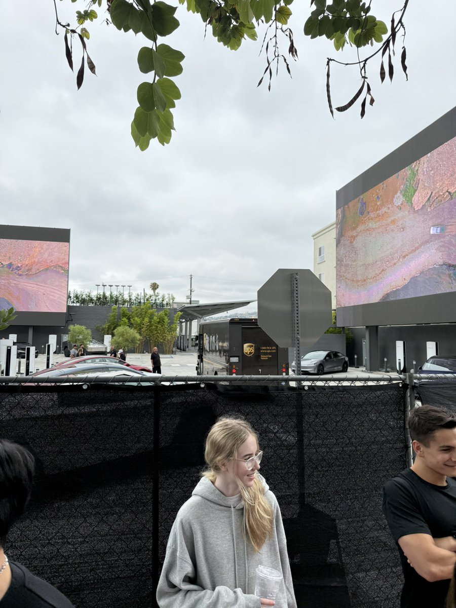 TheEvryDayChris's tweet image. UPS truck has entered. Unconfirmed rumors: action figures and @elonmusk inside