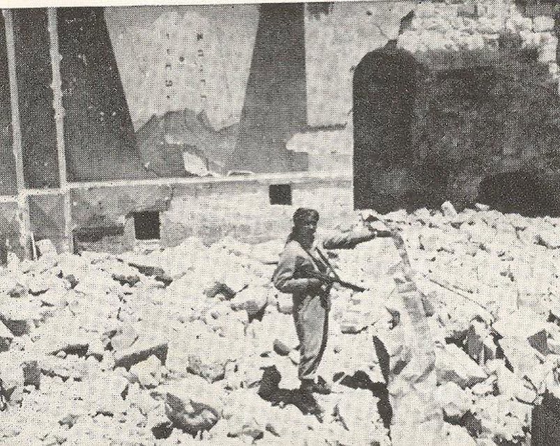 RozRothstein's tweet image. This is Jerusalem during the Jordanian occupation, prior to the reunification of the city on June 5, 1967.
Jordan destroyed the entire Jewish Quarter of the Old City, including 52 synagogues. Pictured is a Jordanian soldier standing on the ruins of Hurva Synagogue.
