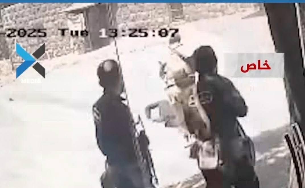 suwayda24's tweet image. السويداء: كاميرات مراقبة تكشف جريمة إعدام ميداني نفذها عناصر يردتون زي "الأمن العام"
في المزيد من المشاهد المروعة التي لا تزال تتكشف عن الفظائع التي ارتكبتها قوات "وزارتي الدفاع والداخلية" في محافظة السويداء، عند اقتحامها بالدبابات والأسلحة الثقيلة يومي 15 و16 تموز، انتشرت…
