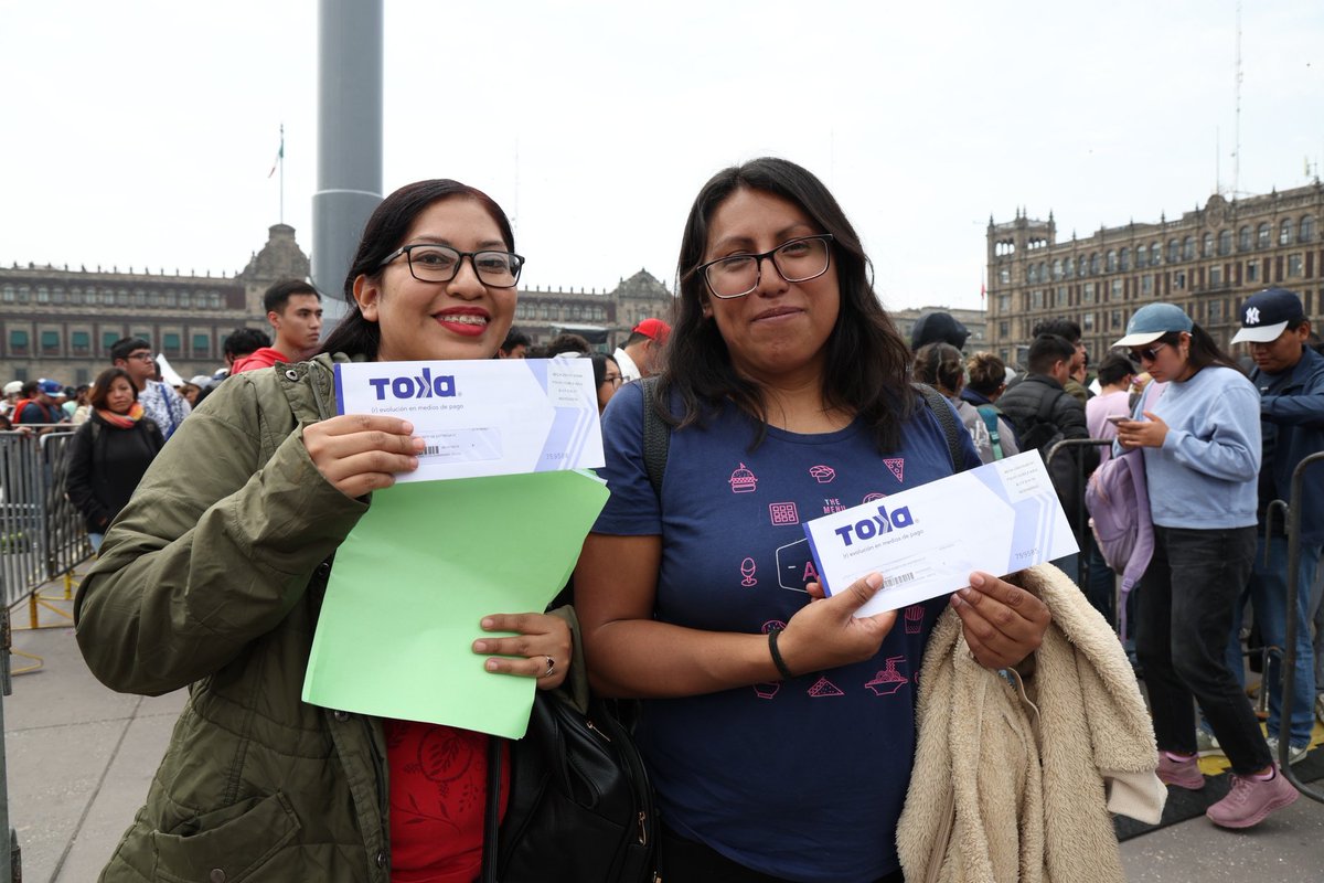 Con el programa de #BecasAUniversitariasYUniversitariosParaTransporteYMás, apoyamos a las y los jóvenes que más lo necesitan para que nadie se quede atrás.

Este año llegaremos a 100 mil beneficiarios, hoy entregamos 20 mil apoyos más, con lo que llevamos alcanzando 75 mil