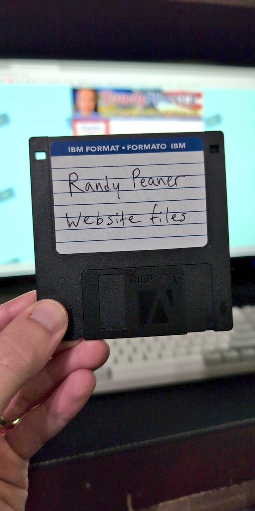 LegbootLegit's tweet image. opinion: if your website doesn't fit on a floppy disk it is too big... 1.44mb is plenty