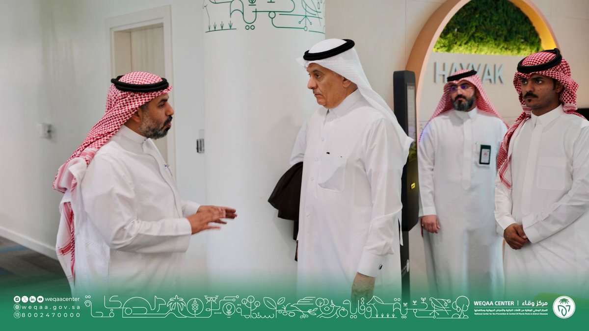 WeqaaCenter's tweet image. معالي وزير البيئة والمياه والزراعة رئيس مجلس إدارة المركز م. الفضلي يلتقي منسوبي #وقاء في جولةٍ تفقدية استعرض خلالها معهم أبرز الأعمال التي يؤدونها.