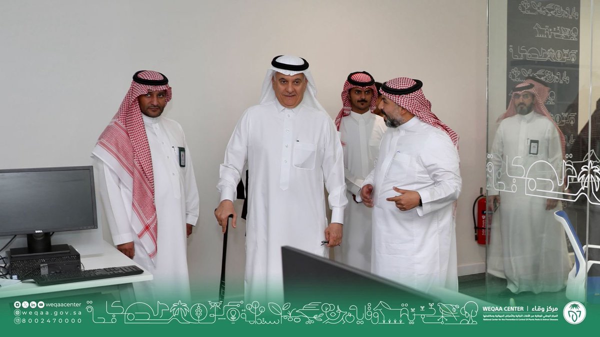 WeqaaCenter's tweet image. معالي وزير البيئة والمياه والزراعة رئيس مجلس إدارة المركز م. الفضلي يلتقي منسوبي #وقاء في جولةٍ تفقدية استعرض خلالها معهم أبرز الأعمال التي يؤدونها.