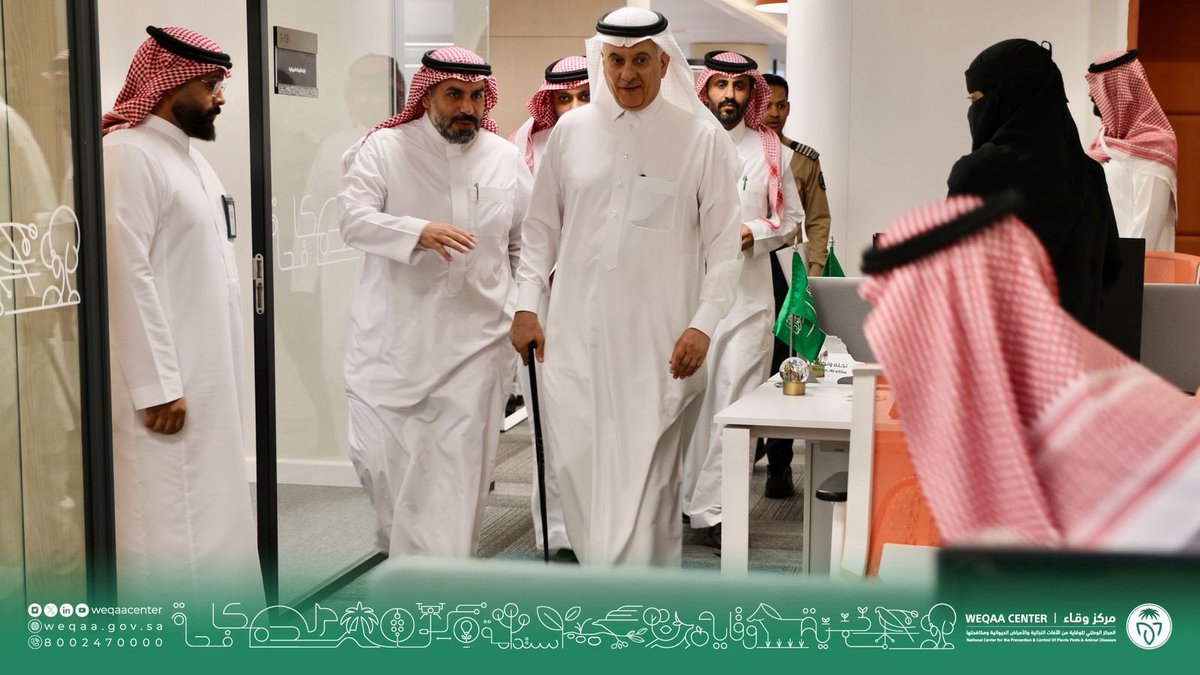 WeqaaCenter's tweet image. معالي وزير البيئة والمياه والزراعة رئيس مجلس إدارة المركز م. الفضلي يلتقي منسوبي #وقاء في جولةٍ تفقدية استعرض خلالها معهم أبرز الأعمال التي يؤدونها.