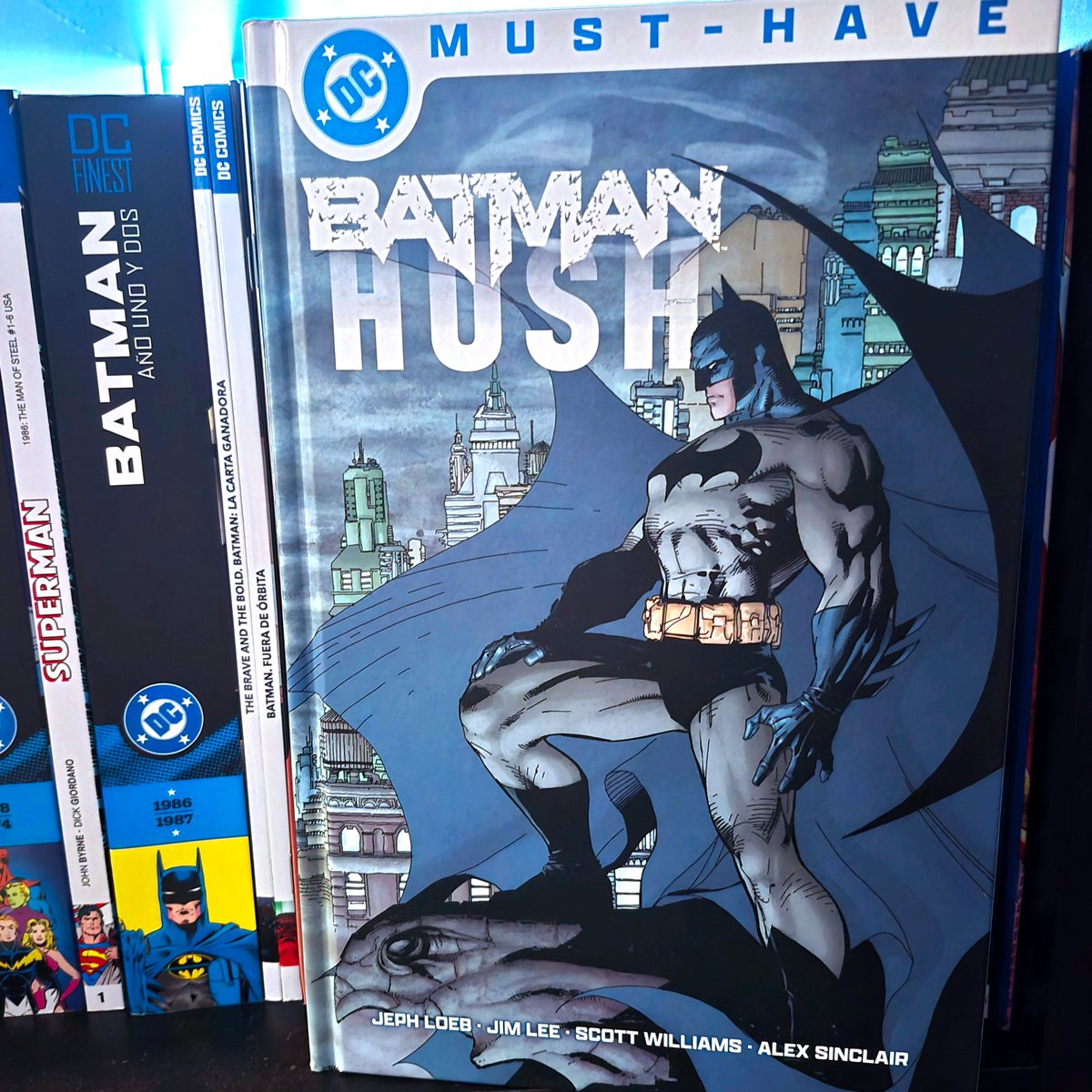 PaniniComicsEsp's tweet image. 🦇DC MUST-HAVE. BATMAN: HUSH
#24del7
El superventas firmado por Jeph Loeb y Jim Lee en un imprescindible volumen recopilatorio.
Una epidemia de crimen infecta Gotham. Todos los enemigos de Batman han emergido para sembrar el caos. ¿O acaso son todos peones del misterioso…