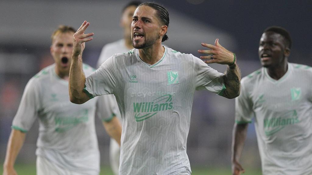 USLChampionship's tweet image. Late goals and dropped points π
A stoppage-time equalizer on Saturday added another twist to the Players' Shield race between @loucityfc and the @Chas_Battery πΏ
β‘οΈ bit.ly/4nXdZFU