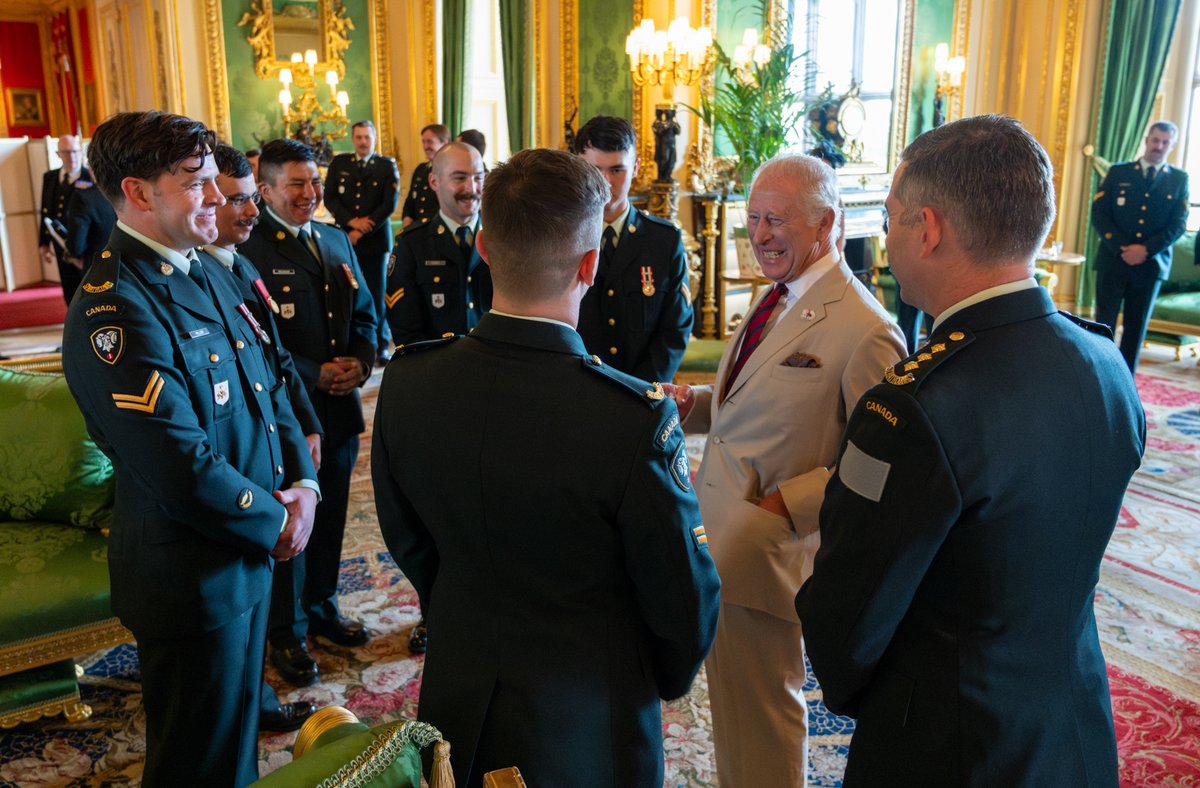 CanadianArmy's tweet image. The meeting of a lifetime.
Soldiers from Lord Strathcona’s Horse (Royal Canadians) (LdSH(RC)), who are currently representing the Canadian Army as the King's Life Guard, had the rare opportunity to meet with His Majesty the King, the regiment’s Colonel-in-Chief.