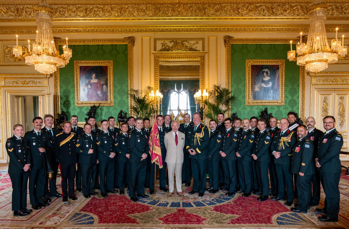 CanadianArmy's tweet image. The meeting of a lifetime.
Soldiers from Lord Strathcona’s Horse (Royal Canadians) (LdSH(RC)), who are currently representing the Canadian Army as the King's Life Guard, had the rare opportunity to meet with His Majesty the King, the regiment’s Colonel-in-Chief.