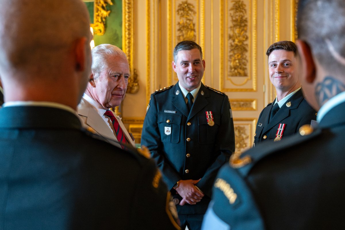 CanadianArmy's tweet image. The meeting of a lifetime.
Soldiers from Lord Strathcona’s Horse (Royal Canadians) (LdSH(RC)), who are currently representing the Canadian Army as the King's Life Guard, had the rare opportunity to meet with His Majesty the King, the regiment’s Colonel-in-Chief.