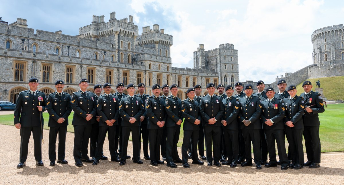 CanadianArmy's tweet image. The meeting of a lifetime.
Soldiers from Lord Strathcona’s Horse (Royal Canadians) (LdSH(RC)), who are currently representing the Canadian Army as the King's Life Guard, had the rare opportunity to meet with His Majesty the King, the regiment’s Colonel-in-Chief.