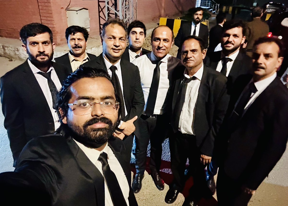 AdvSalmanShahid's tweet image. Jail Trial Selfi at 10 PM Today 21 July 2025
انشاءاللہ فتح ہماری ہو گی ✌️😇