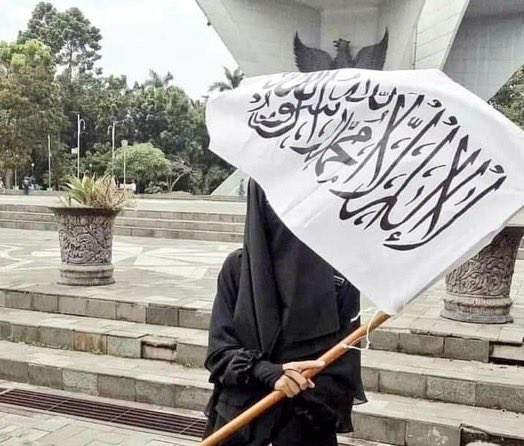 Afganistan’da kız ile erkek arkadaş olamaz ya kardeş olur ya eş olur.