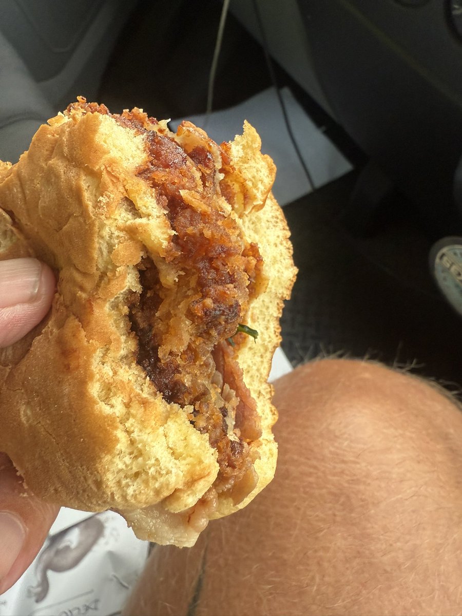 andybush999's tweet photo. @BurgerKingUK @BurgerKing had the misfortune today of buying a crispy chicken meal £13 from Sedgemoor services Bridgwater north 

Burnt chicken and very dry, clearly the server knew it was no good and yet probably sat there waiting for some mug to use it up 

Disgusting https://t.co/0dxnjOOJTj