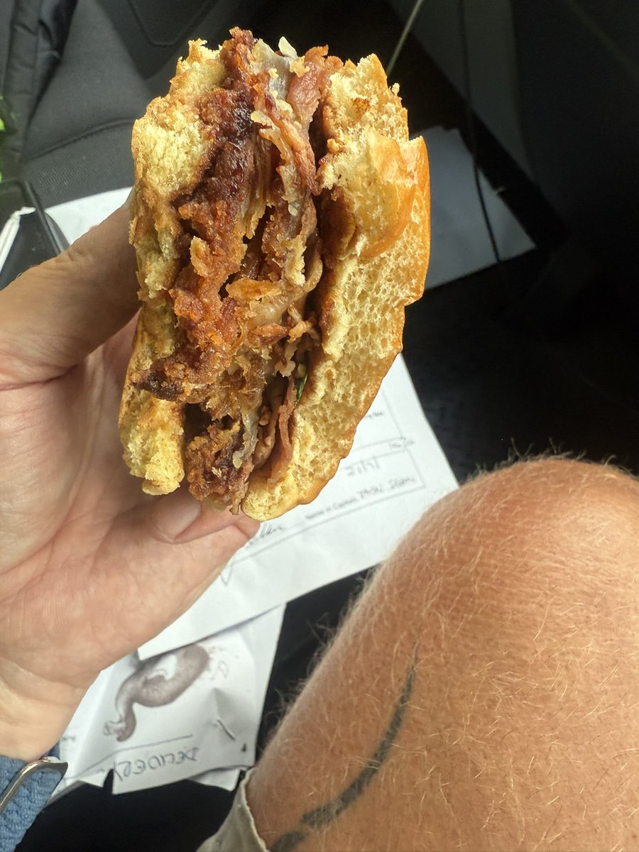 andybush999's tweet photo. @BurgerKingUK @BurgerKing had the misfortune today of buying a crispy chicken meal £13 from Sedgemoor services Bridgwater north 

Burnt chicken and very dry, clearly the server knew it was no good and yet probably sat there waiting for some mug to use it up 

Disgusting https://t.co/0dxnjOOJTj