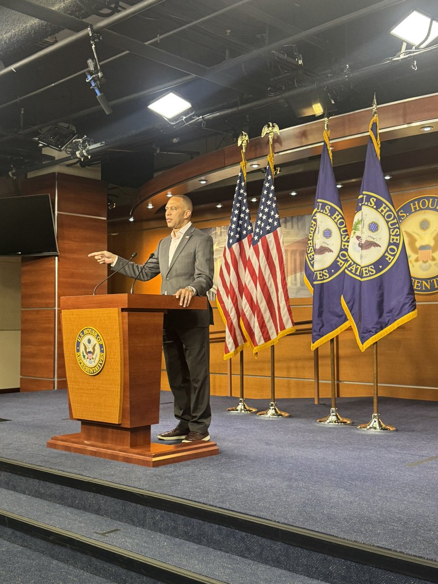 JoeKhalilTV's tweet image. Leader Hakeem Jeffries says he hasn’t taken a look at the Khanna/Massie discharge petition on Epstein files because it won’t ripen until after the August recess, but that he generally supports releasing everything.