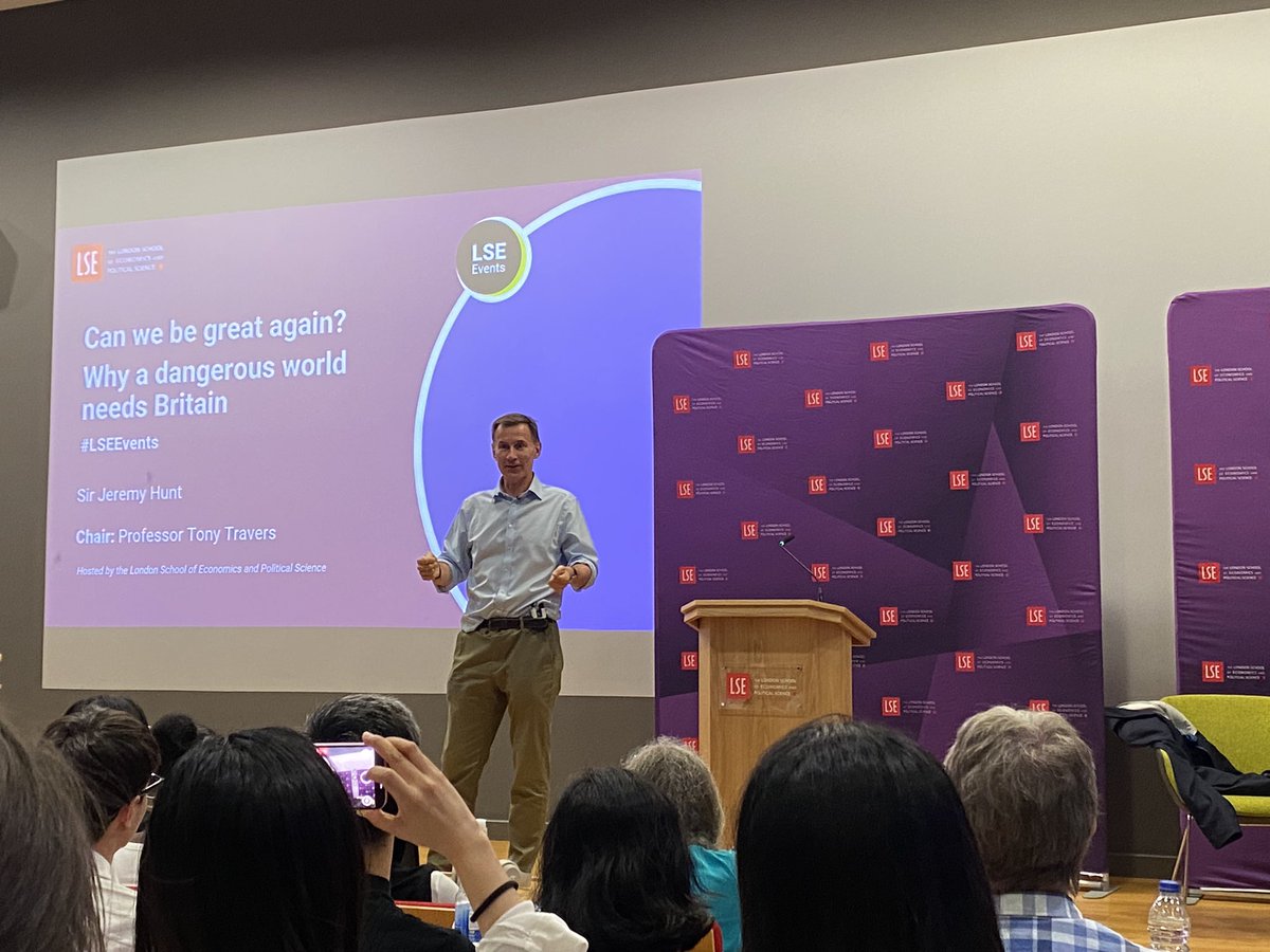 LSEpublicevents's tweet image. We are delighted to be hosting Jeremy Hunt (@Jeremy_Hunt) this evening for a talk about his new book, ‘Can We Be Great Again?: Why a Dangerous World Needs Britain’. A full house in the lecture theatre too!
#LSEEvents