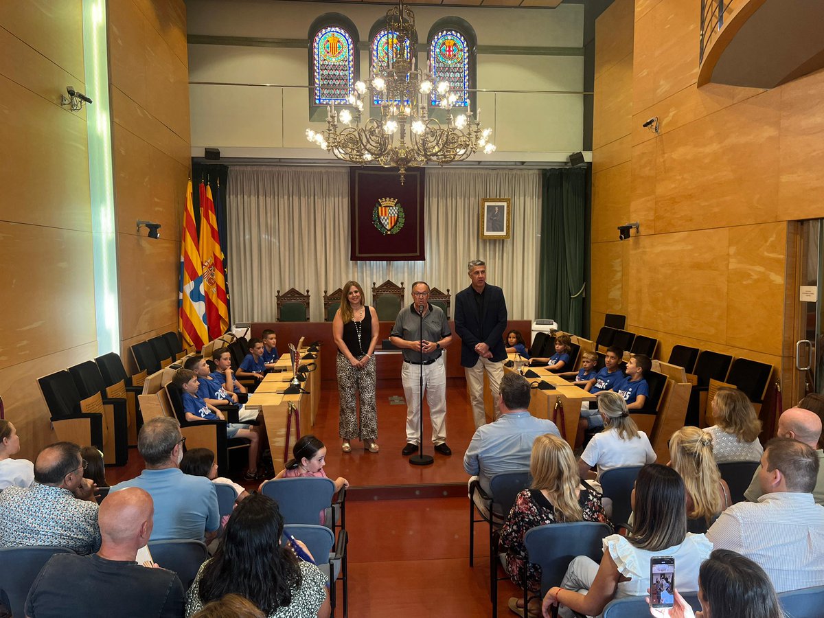 El nostre premini A masculí ha estat rebut a l'Ajuntament per l'Il·lm Sr. Alcalde de Badalona Xavier Garcia Albiol @albiol_xg en reconeixement del títol de campions d'Espanya (Copa Puleva), conquerit recentment a la Caja Mágica de Madrid