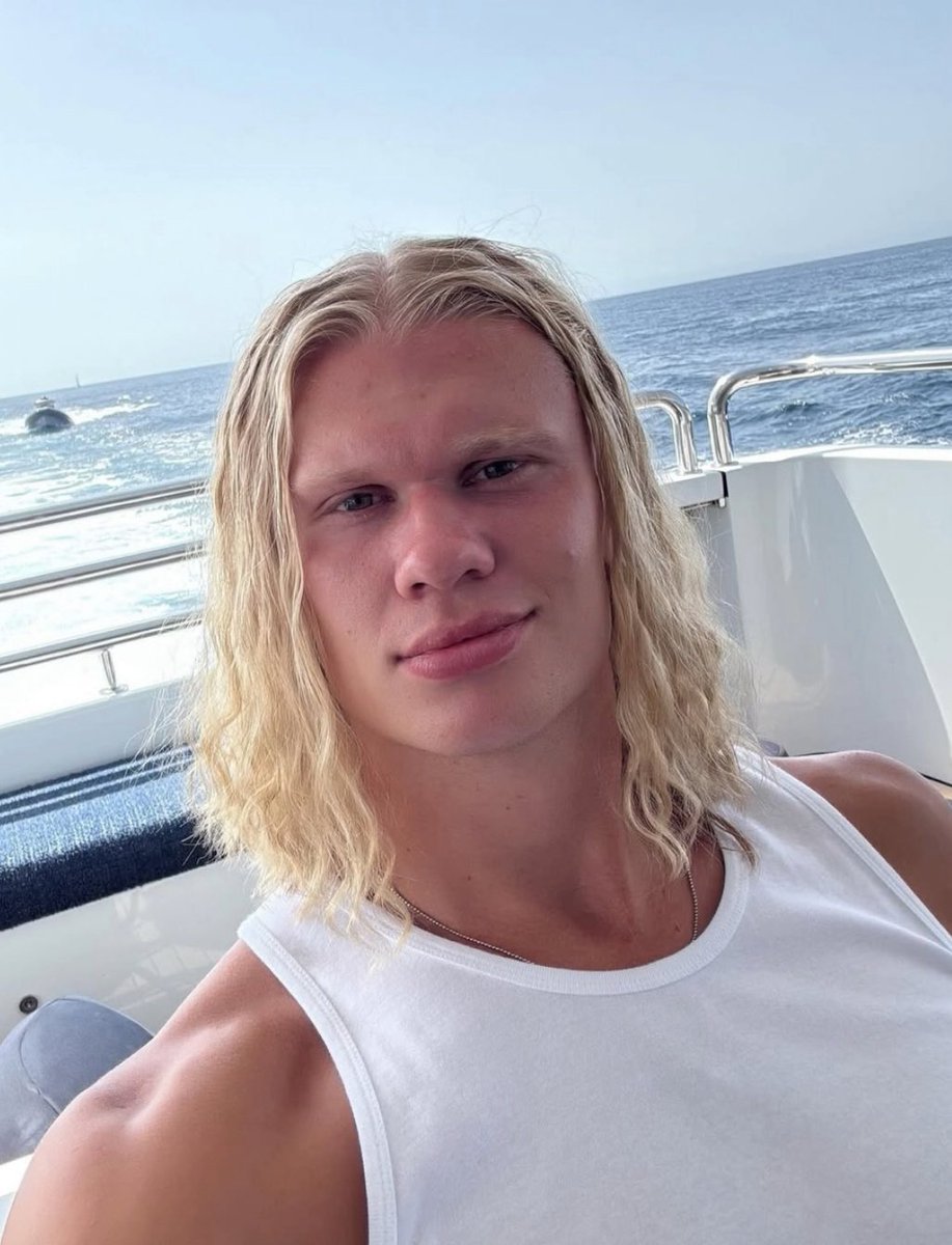 Når mamma er nydusja etter stranda på ferie og er klar for å bøtte nedpå 17 aperol spritz og tilintetgjøre 2 pakker klikksigg mens barna sover to rom unna