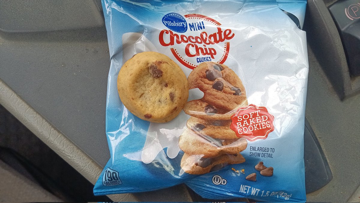 PeteFourwinds's tweet photo. I'm curious how @Pillsbury says this is "enlarged to show detail" when the actual cookie is bigger than the ones in the picture. https://t.co/uNbMW1cdPa