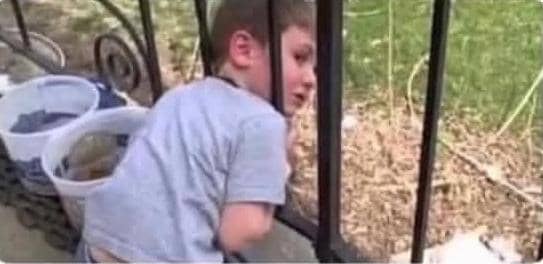 هذي الحركة لو ماصارت لك 
وأنت صغير طفولتك ناقصه🙂

اي صارت معي 🤣🤣🤣🤣
