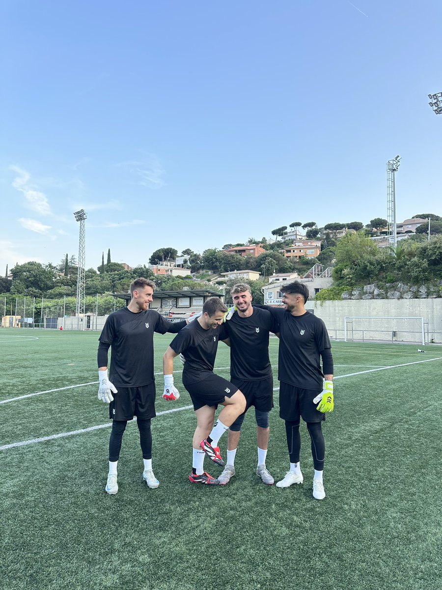 𝑻𝑾𝑶𝑭𝑰𝑽𝑬𝑺𝑸𝑼𝑨𝑫

Foto 1: #twofivesquad serio, foto catálogo

Foto 2: el #twofivesquad real, buen ambiente y felicidad!

Mucha suerte a los 3 en la temporada! Álvaro Pacheco, <a href="/jruizsuarez97/">Jesús Ruiz Suárez</a> <a href="/ArnauRafus/">Arnau Rafus Aulet</a> @twofivegloves