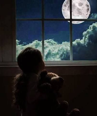 كطفل صغير وضوء القمر
لطالما أحببتك كذلك الطفل الذي أبصر نور القمر فانبهر بسحره، وانشد لجماله
ولكن كيف له الوصول؟
طفل أحب بصدق، ببراءته، بضعفه وقلة حيلته
لم يصل إلى القمر،
لكنه لا يزال يتأمل نوره كل ليلة، ويهيم في غرامه، كأنه كل مساء يراه للمرة الأولى، فيقع في حبه من جديد ...