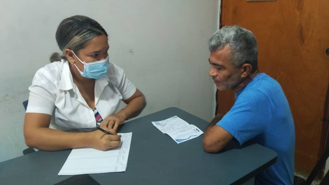 cubacooperaven's tweet photo. Atención a pacientes venezolanos en la consulta de Fisiatría de la Sala de Rehabilitación Integral (SRI) Manuel Laya, Doctora Yisel Maceo Sánchez, son atendidos por el Lic. Luis Ángel Martín Pupo municipio Biruaca estado Apure.
 #CubaEstáFirme
#CubaPorLaVida
#CubaCoopera https://t.co/WDjmF5gsIa