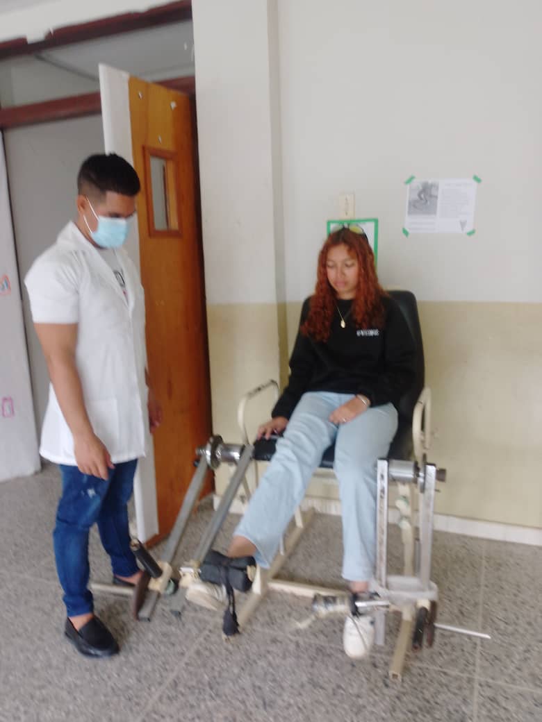 cubacooperaven's tweet photo. Atención a pacientes venezolanos en la consulta de Fisiatría de la Sala de Rehabilitación Integral (SRI) Manuel Laya, Doctora Yisel Maceo Sánchez, son atendidos por el Lic. Luis Ángel Martín Pupo municipio Biruaca estado Apure.
 #CubaEstáFirme
#CubaPorLaVida
#CubaCoopera https://t.co/WDjmF5gsIa