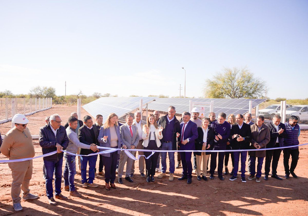 QuintelaRicardo's tweet image. Nuestra Constitución provincial establece la energía como un derecho, por lo que trabajamos para que llegue a cada rincón de nuestra provincia.
Hoy inauguramos en Patquía un Parque Fotovoltaico de 50 kW con 100 paneles solares, construido con mano de obra local.
Ya son 5 los…