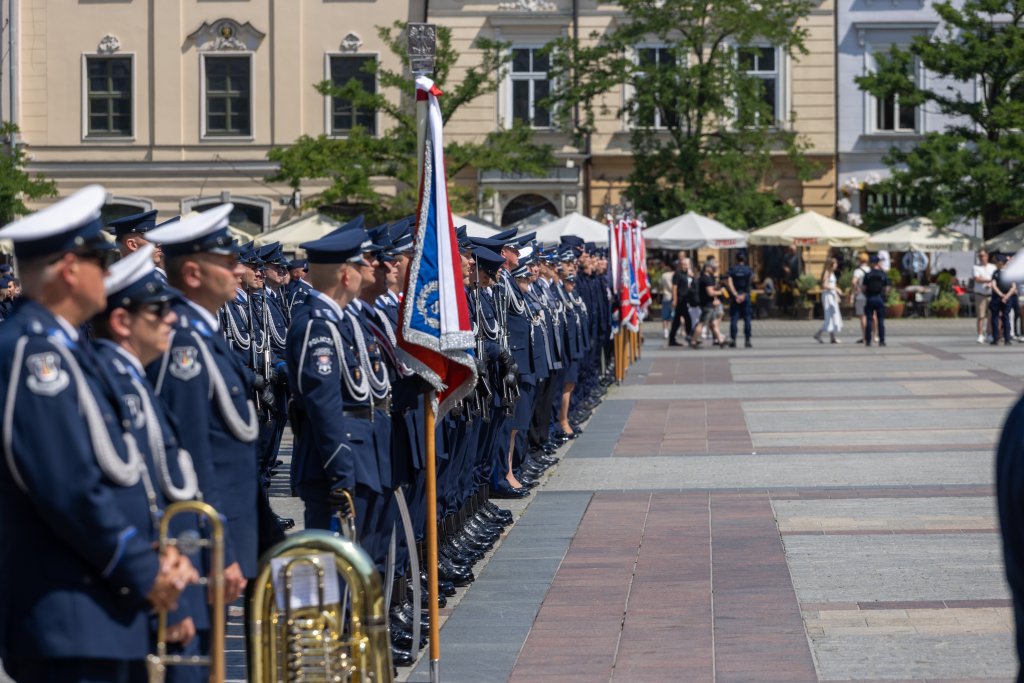 Miszalski_'s tweet image. Krakowska policja świętowała dziś na Rynku Głównym swoje święto.
Obchodom towarzyszyła Orkiestra Reprezentacyjna Policji, a także pokaz sprzętu policyjnego oraz wręczenie odznaczeń i wyróżnień dla policjantów i policjantek. Nie zabrakło również ciekawych atrakcji edukacyjnych…
