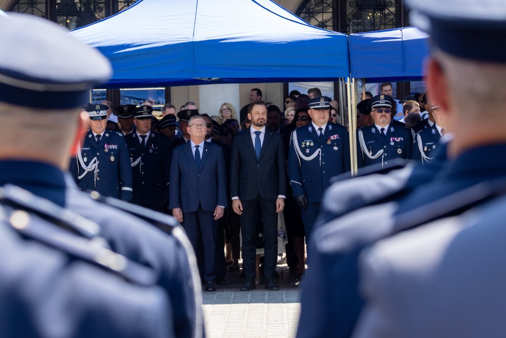 Miszalski_'s tweet image. Krakowska policja świętowała dziś na Rynku Głównym swoje święto.
Obchodom towarzyszyła Orkiestra Reprezentacyjna Policji, a także pokaz sprzętu policyjnego oraz wręczenie odznaczeń i wyróżnień dla policjantów i policjantek. Nie zabrakło również ciekawych atrakcji edukacyjnych…