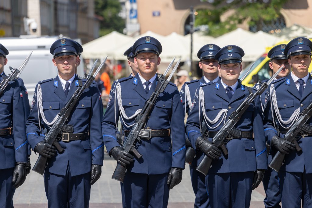 Miszalski_'s tweet image. Krakowska policja świętowała dziś na Rynku Głównym swoje święto.
Obchodom towarzyszyła Orkiestra Reprezentacyjna Policji, a także pokaz sprzętu policyjnego oraz wręczenie odznaczeń i wyróżnień dla policjantów i policjantek. Nie zabrakło również ciekawych atrakcji edukacyjnych…