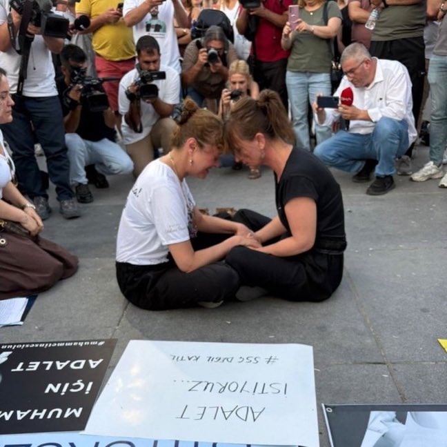 Kuryelik yaparken 20 yaşında öldürülen Ata Emre Akman'ın annesi Zuhal Akman da Yasemin Minguzzi'nin oturma eylemine destek oldu.