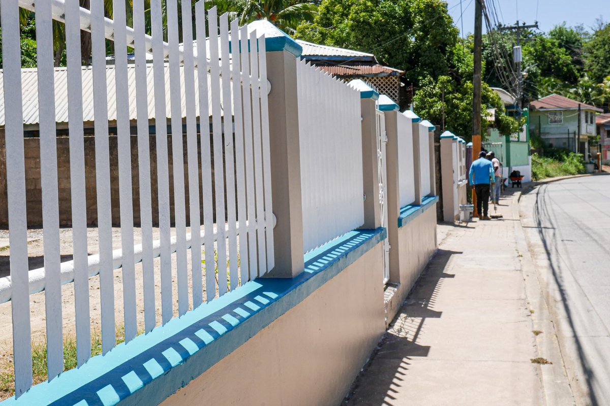 El embellecimiento de Coxen Hole avanza y tú también puedes ser parte del cambio. ¡Cuidemos nuestras calles! 💪🏽🌴#RoatánAvanza