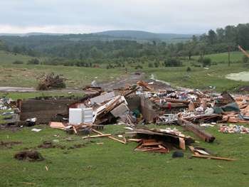 weather_history's tweet image. July 21, 2003:
A "super derecho" struck parts of the Northeast. Over 150 wind reports were received as the MCS (which had a pseudo-eye) tore through PA and NY. Several tornadoes touched down, including an F3 near Ellisburg, PA & an F1 that struck a train viaduct.
#wxhistory