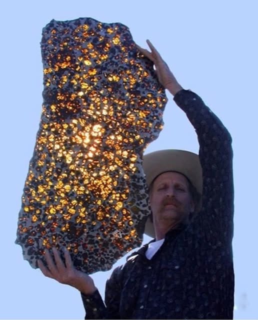 ShiningScience's tweet image. The Fukang meteorite was found in the mountains near Fukang, China, in 2000. It's a clown, a type of petroleum meteorite with olive crystals. It is estimated to be 4.5 million years old.