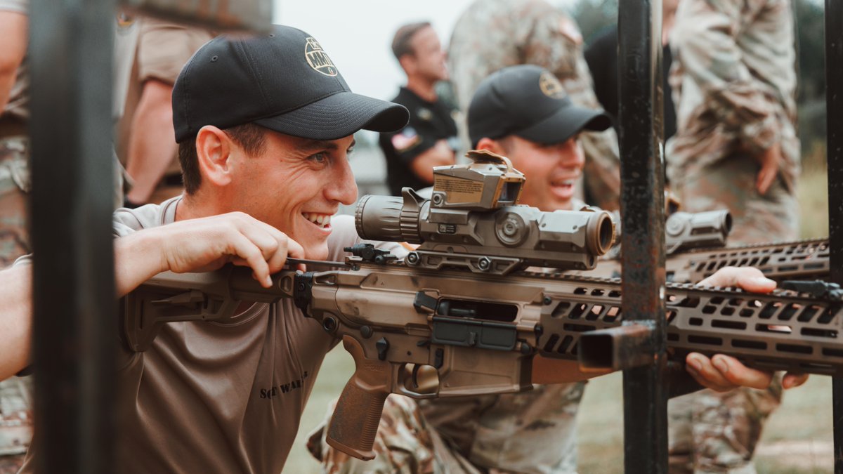 USArmy's tweet image. Marksmanship Training keeps our Soldiers zeroed in. 🎯
An instructor with the Marksmanship Master Trainer Course, hosted by @USAMUSoldiers, practices with different functions of his weapon during an M7 familiarization course at Fort Benning, Ga.
📸 Sgt. 1st Class Timothy Hamlin