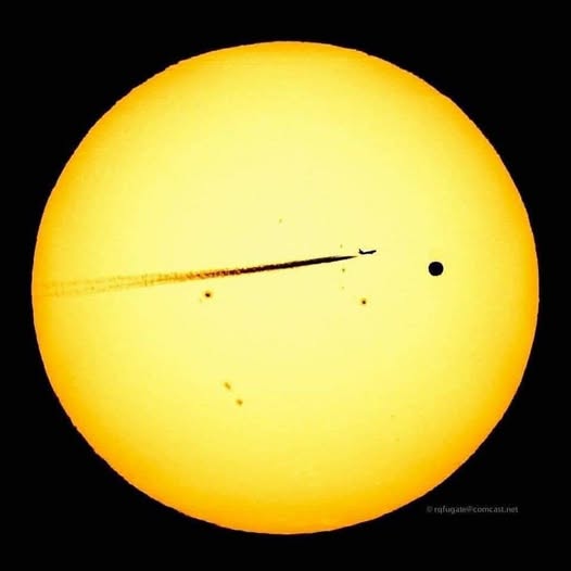 ShiningScience's tweet image. On July 5, 2012, Venus passed in front of the Sun, an extremely rare astronomical phenomenon, and the next one won't occur until 2117. While watching Venus against the Sun in New Mexico, a photographer spotted an airplane on the left, flying straight into the Sun.