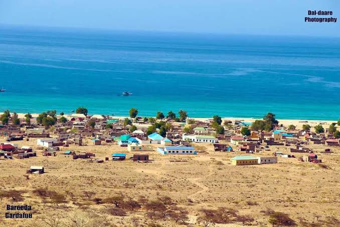 othmun1's tweet image. Puntland must build a large military base in the city of Bareedo, Alula, with the capability to inspect and tax every ship that enters #Puntland waters - and if a ship is carrying weapons destined for Mogadishu, it should be completely seized!
The coastal city of Bareedo, in…