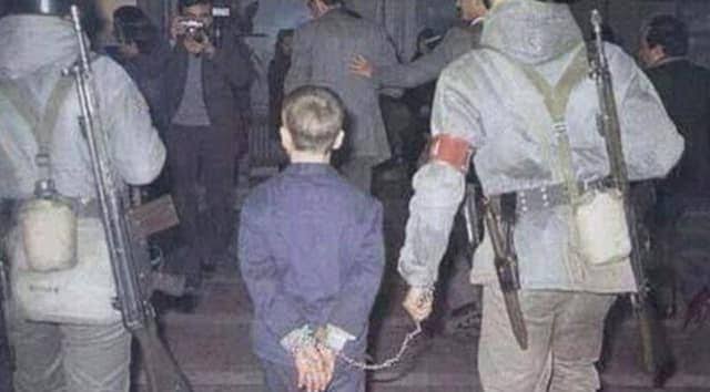 Baklava çalan ÇOCUKLAR elleri arkadan kelepçeli hakim karşısına çıkartılıp 9 ar yıl ceza almışlardı.
Suça sürüklenen çocuk mu arıyorsunuz?
Onlar bu çocuklardı, katiller değil.
#SsçDeğilKatil