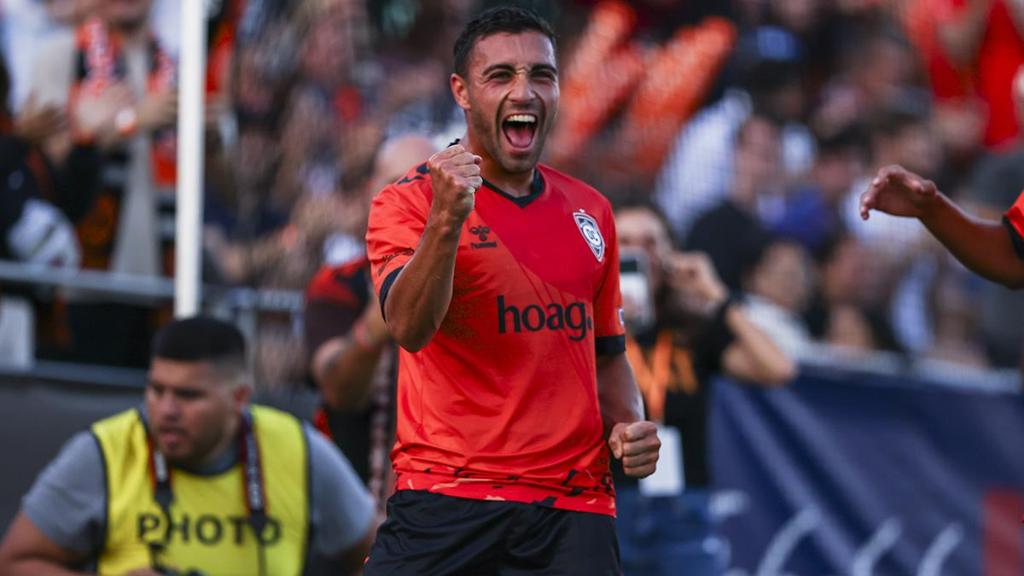 USLChampionship's tweet image. Will the real @orangecountysc please stand up? πΆ
A decisive win over Vegas showed that the club could be a dark horse contender if it can find consistency π
β‘οΈ bit.ly/3UsHwK0