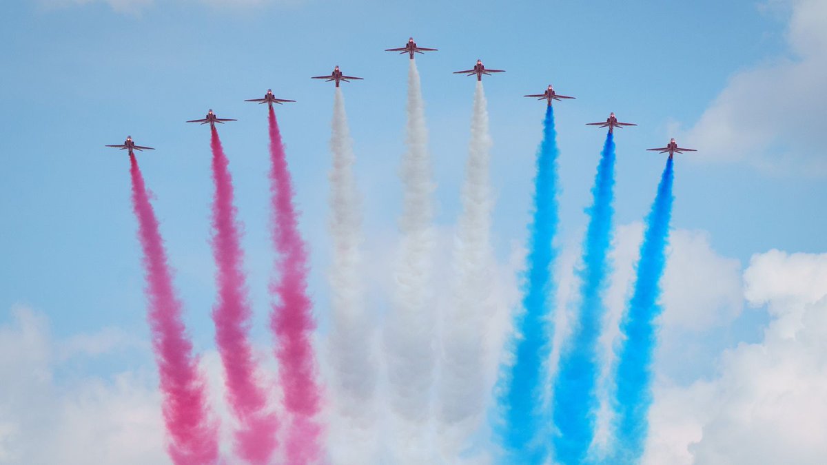 Fyrishsunset's tweet image. The thick Aberdeen haar is something else. Not a chance of seeing the Red Arrows, but we could hear them.
At least you tried, guys and girls. Haste ye back @rafredarrows