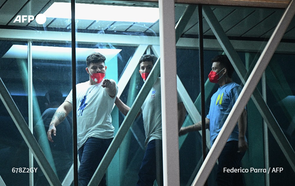 La fiscalía de Venezuela abre una investigación sobre las denuncias de "torturas" contra los migrantes de ese país enviados por Estados Unidos a la megacárcel para pandilleros de El Salvador #AFP