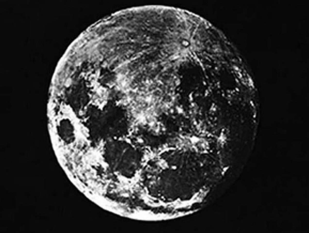historycalendar's tweet image. First photograph of the moon by Louis Daguerre, 1839.