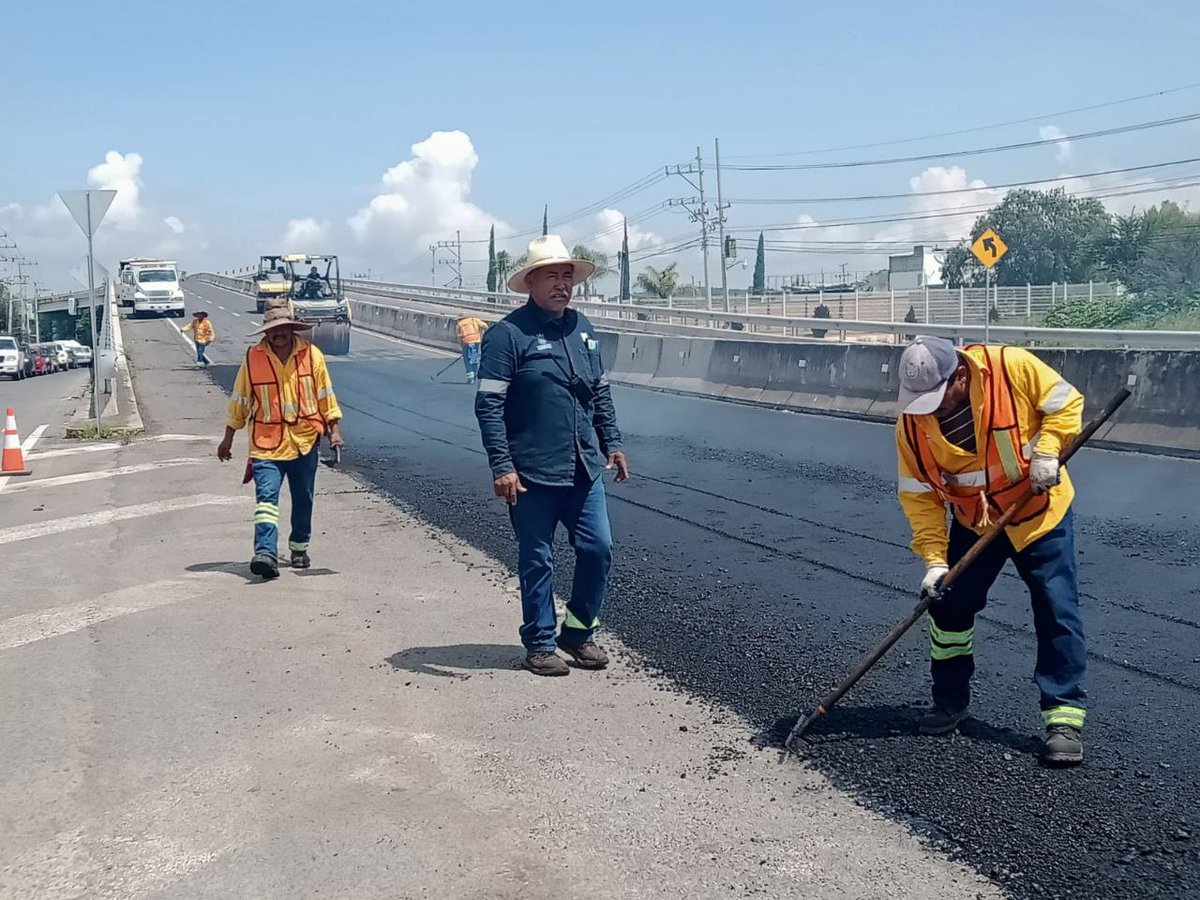 Inicia @CEI_qro con la rehabilitación de la Carr. Estatal 130 Acceso a Ezequiel Montes, ubicada en el mpio. del mismo nombre.
 
Las obras comprenden la  reparación de los tramos más dañados de esta vialidad, en una longitud de 10 km.

Por favor, conduzca con precaución. 
#Contigo